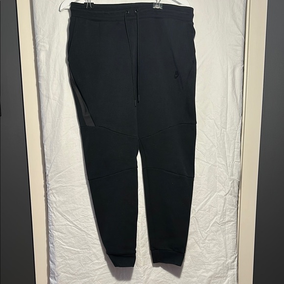 Nike Black Tapered Jogger Sweatpants - Picture 1 of 3